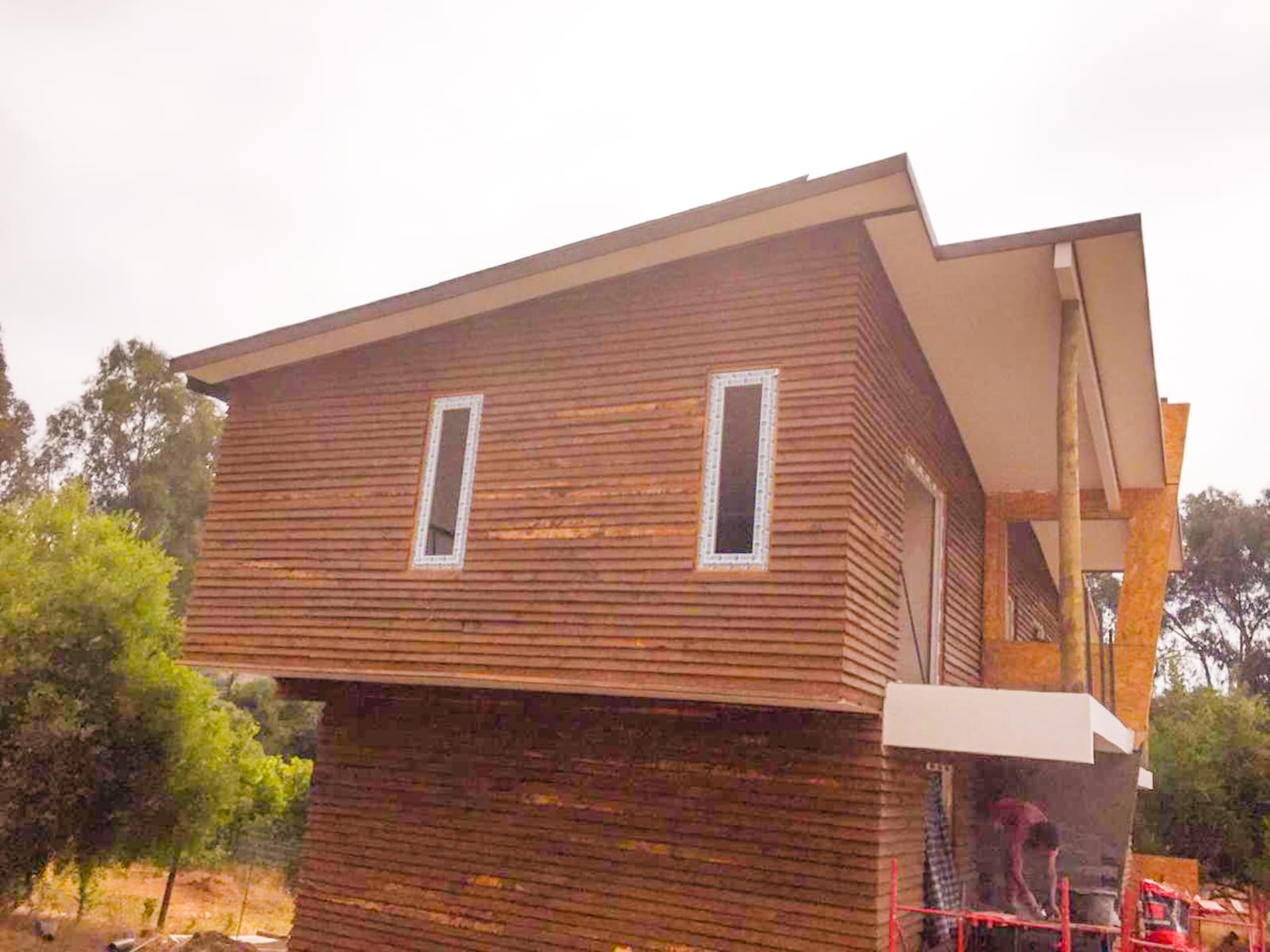 Vista nocturna del inmueble